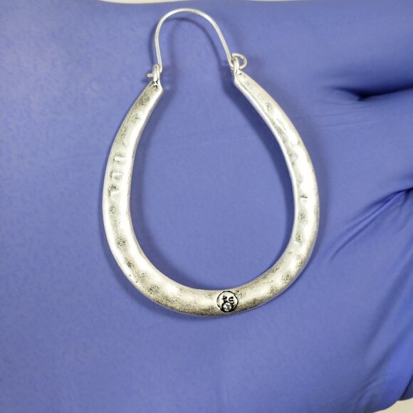 Women's Stunning Hammered Silver-tone Hook Earrings with Crystal - Picture 8 of 10